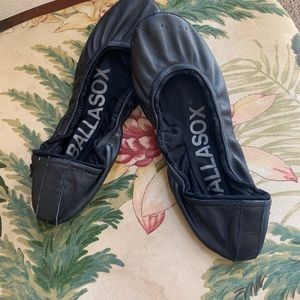 Solid black ballet shoes.offers welcome